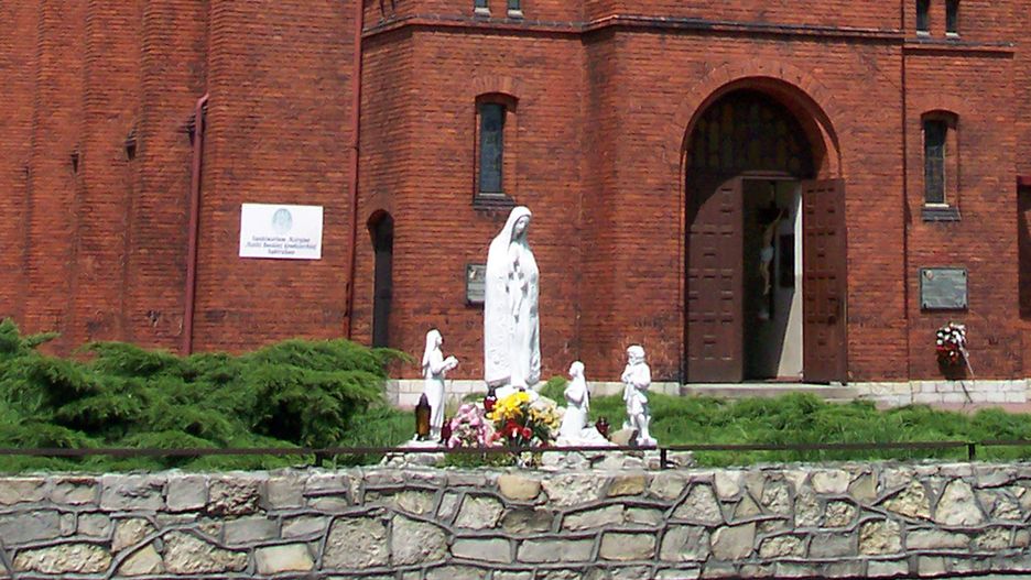 W ubiegłym roku ktoś rozbił figurę Maryi, która stoi przed kościołem w Grodźcu