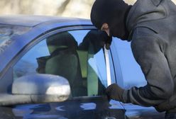 Roztropny kierowca ucieka przed złodziejami samochodów