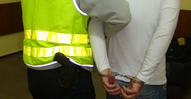 "Policjant" rewidował i okradał młodzież z osiedla