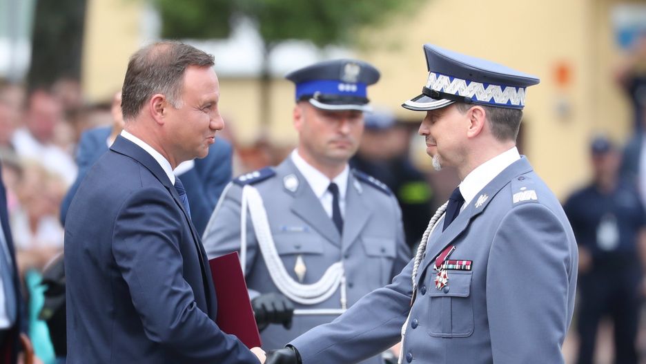 Prezydent Andrzej Duda oraz inspektor Paweł Dobrodziej