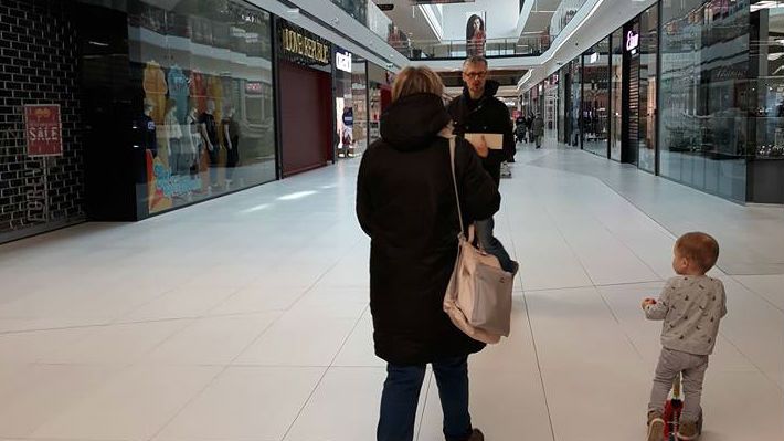 Nieliczni klienci wśród zamkniętych sklepów.