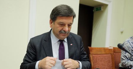 Żona posła PiS sprzedawała alkohol w czasie zakazu handlu. Śniadek: otworzyli, bo mogli
