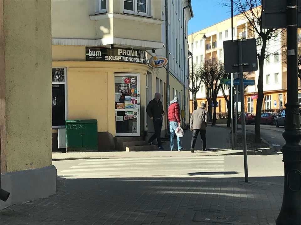 Zakaz handlu w niedzielę, a żona posła PiS Wojciecha Kossakowskiego sprzedaje alkohol