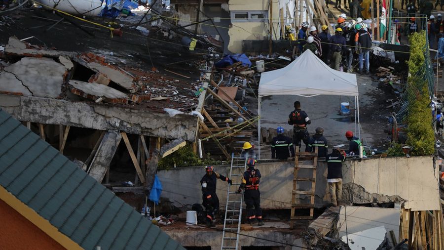 Ratownicy usiłują wydostać spod gruzów szkoły ocalałe dzieci