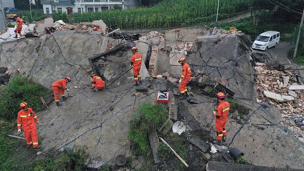 Ratownicy szukają ocalałych i wynoszą ciała ofiar spod gruzów budynków