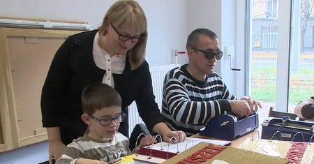 Więźniowie przygotowują książeczki dla niewidomych dzieci