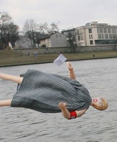 Utopili kukłę Alicji Tysiąc