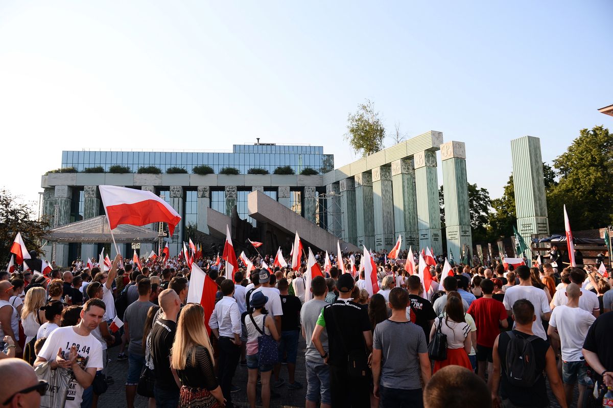 Polska młodzież jest prawicowa? Zobacz, co wynika z najnowszego sondażu