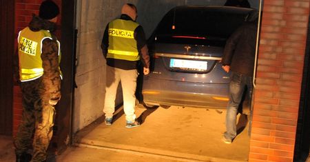 Policja odnalazła Teslę X skradzioną ze strzeżonego parkingu Straży Granicznej