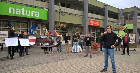 Lider Młodzieży Wszechpolskiej dyrektorem w NBP. Reklamował się rasistowskim hasłem