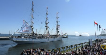 "Dar Młodzieży" wypłynął w rejs dookoła świata. Żegnały go tłumy