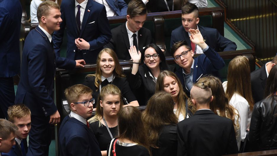 Przeniesienie obrad młodzieżowego parlamentu wzbudziło spore kontrowersje