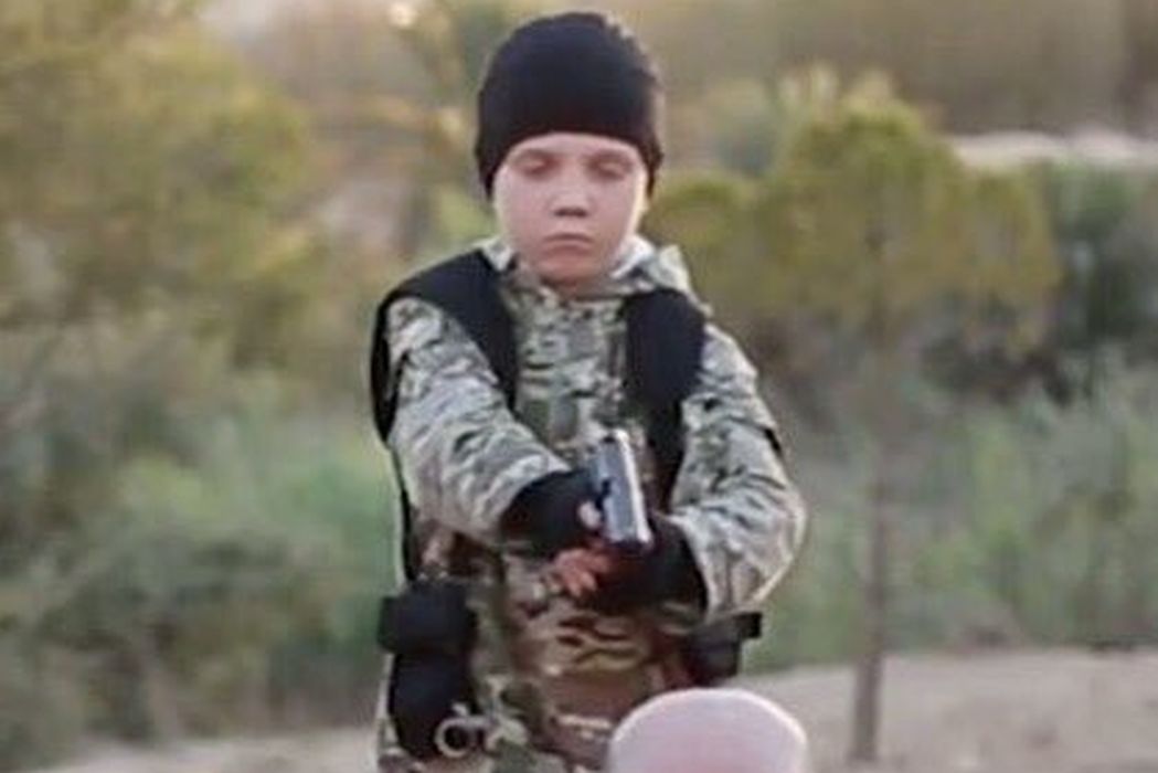 "Wyprali mu mózg". Rozpoznał syna zabijającego dla ISIS