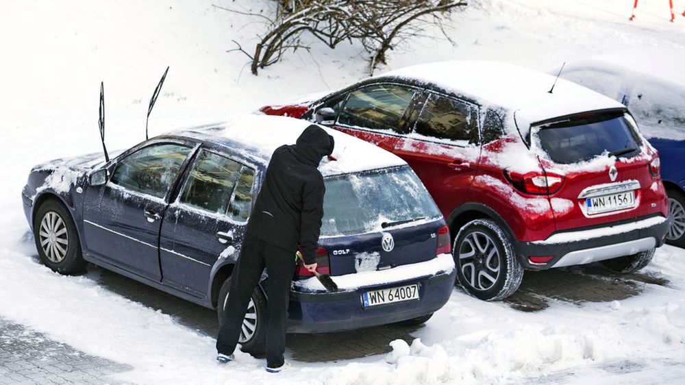 Zimą kierowcy muszą przypomnieć sobie o kilku ważnych sprawach