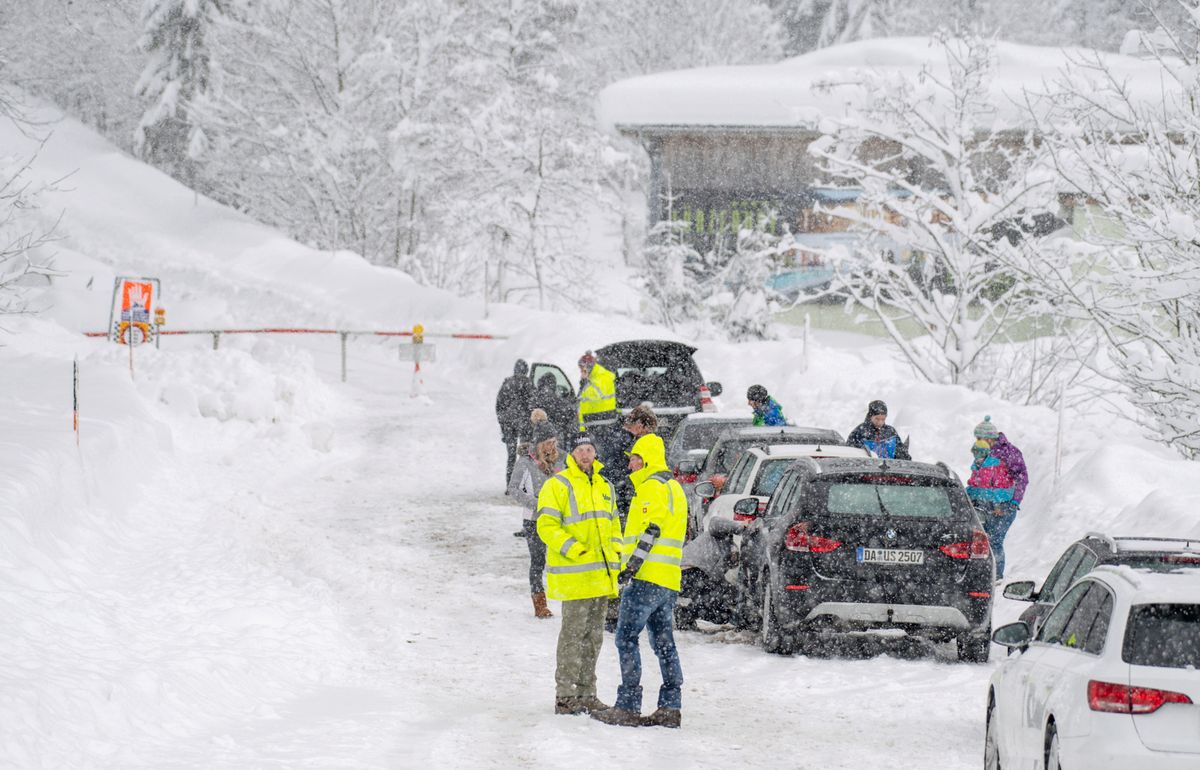 Śniegu jest tyle, że zamknięto drogi i stacje narciarskie. Europa walczy z zimą