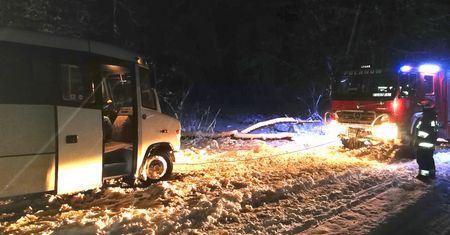 Zima zaskoczyła strażaków pod Koszalinem. Śnieg na drogach, bus w rowie