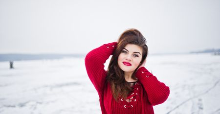 Zimowa moda plus size. Kurtki, sukienki, swetry i spodnie w dużych rozmiarach