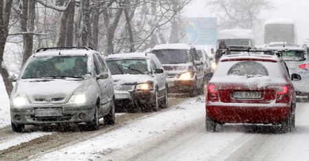 Paliwa nieco tanieją, ale jest drożej niż przed rokiem
