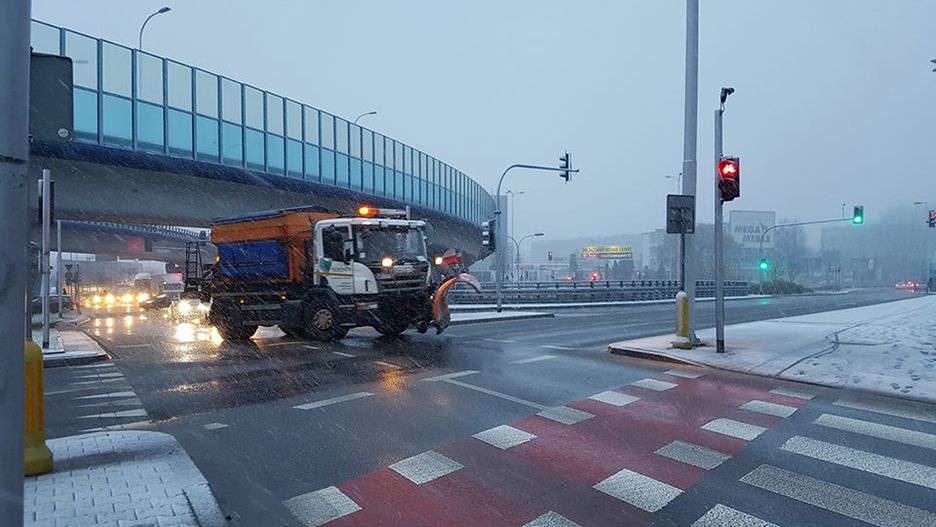 W niektórych województwach nadal odczuwalne są skutki piątkowych opadów śniegu