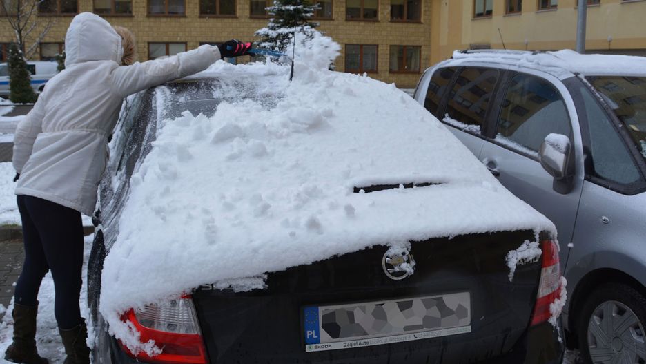 Policja przypomina, że odśnieżenie samochodu jest obowiązkiem kierowcy. 