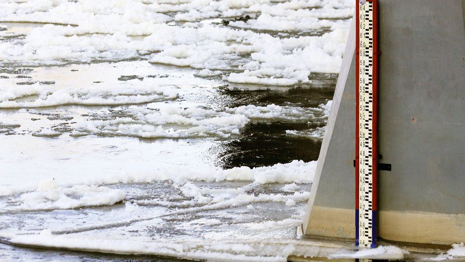 Zator lodowy spowodował spiętrzenie wody na Narwi w rejonie Pułtuska