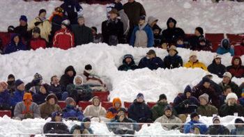 Ponad pół metra śniegu leżało na ławkach stadionu w Foxboro w stanie Massachussets