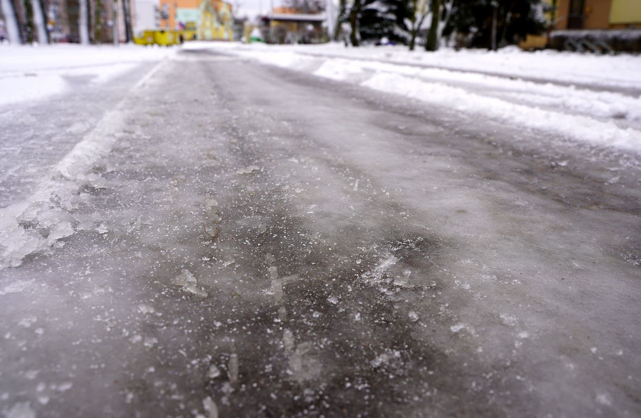 Fatalne warunki na drogach i chodnikach