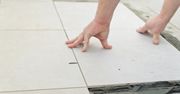 Układanie płytek ceramicznych. Jak rozpoznasz dobrego glazurnika?