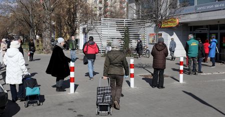 Koronawirus. Rząd wprowadza zmiany w rozporządzeniu. Obejmą one "godziny dla seniorów"