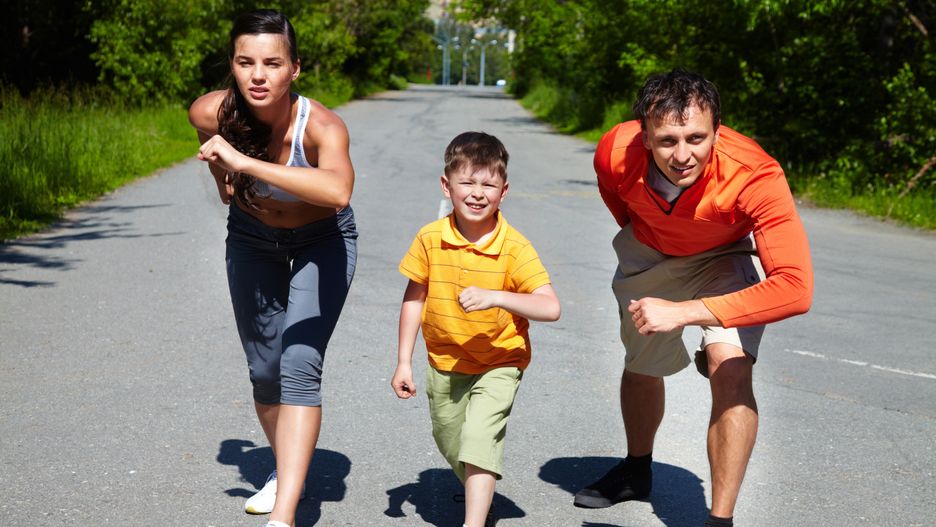 Dzieci ćwiczących rodziców są nie tylko szczuplejsze i radośniejsze, ale również mądrzejsze