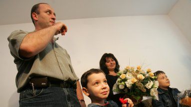 Bondo i Ilona Sawiccy z synkami Aleksandrem i Ałanem cieszą się z nowego mieszkania