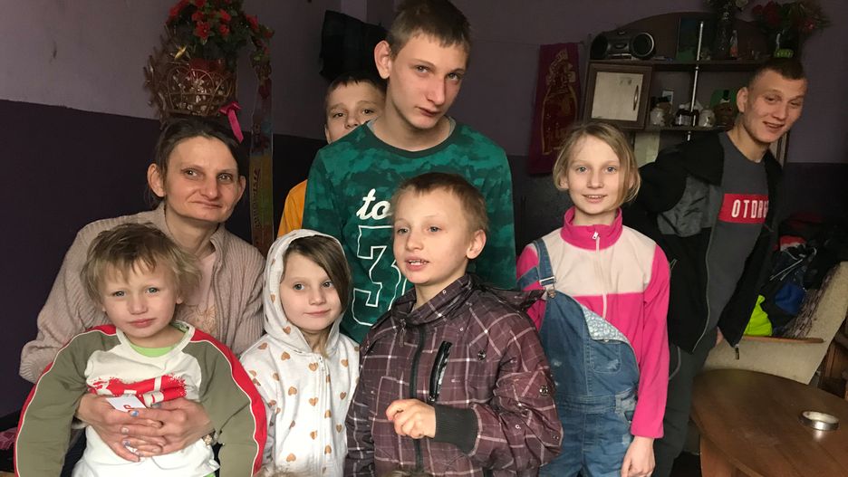 Pani Magdalena i dziewięcioro z jej 14 dzieci. 