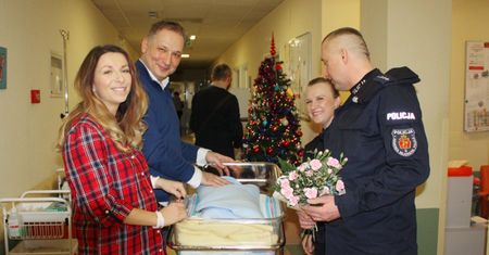 W drodze na porodówkę stanęli w przedświątecznym korku. Wybawcami okazali się policjanci