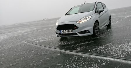 Samochodem po zamarzniętym jeziorze. Czy to może być bezpieczne?