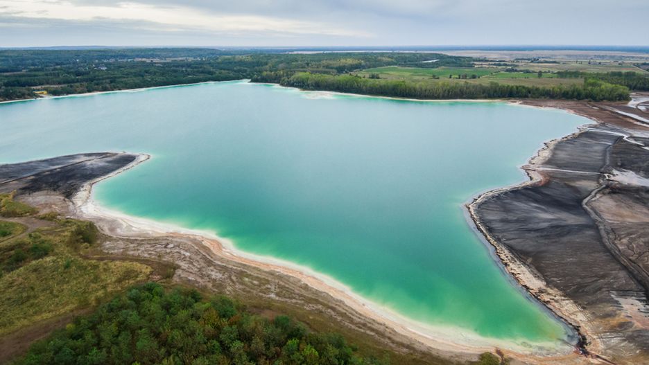 Błękitny kolor wody wynika z dużej z dużej zawartości węglanu wapnia