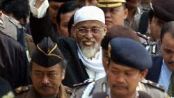 Abu Bakar Baszir w drodze na rozprawę