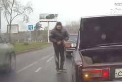 #dziejesiewmoto: Rosjanin reperował auto na środku ruchliwej drogi