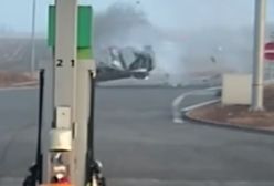 #dziejesiewmoto: wielokrotne dachowanie przy wjeździe na stację paliwową