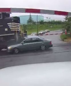Pociąg miażdży osobówkę. Kobieta nie miała miejsca, żeby zjechać z torów