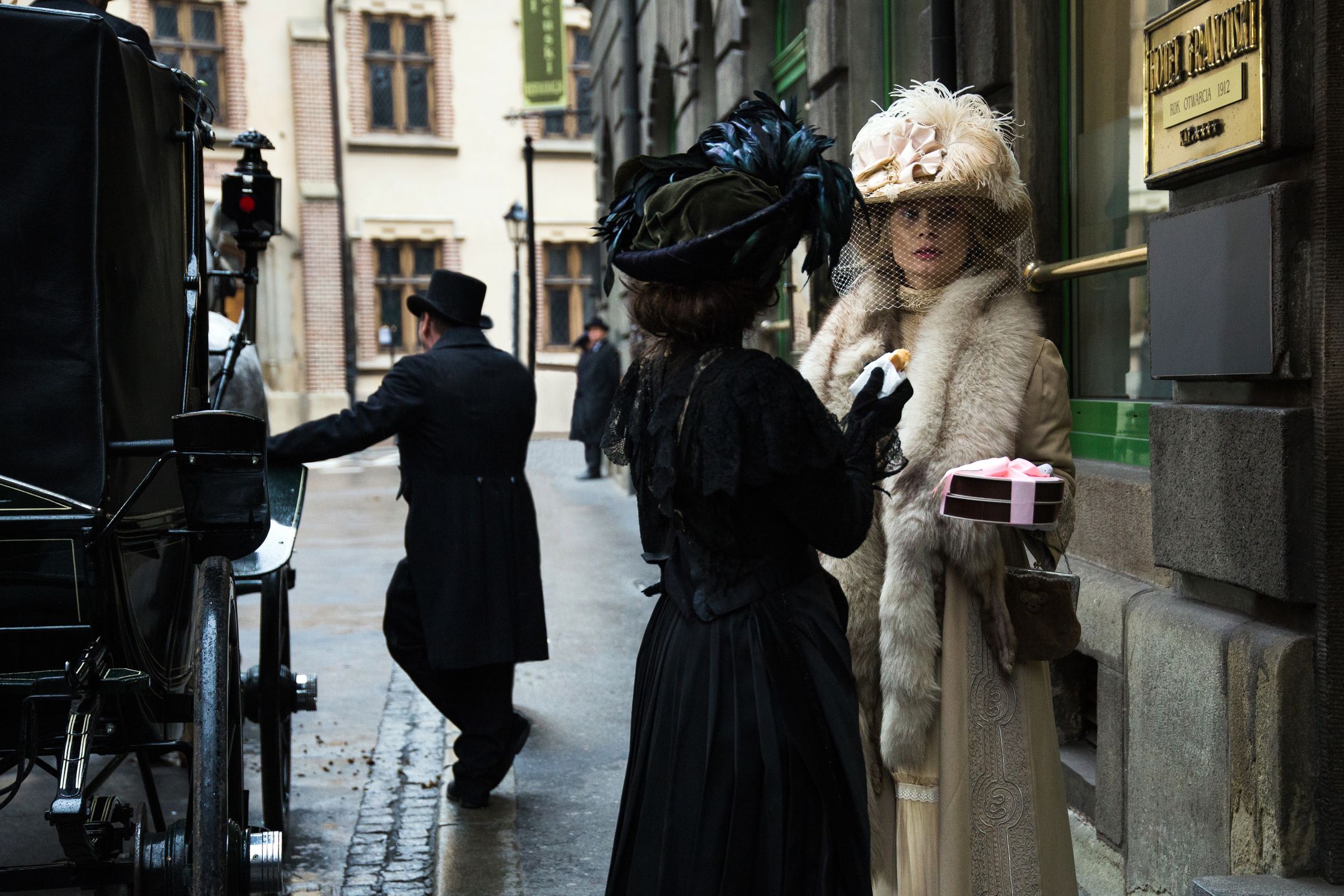 Belle Epoque, Odcinek 1, Magdalena Cielecka - Konstancja, Weronika Rosati - Misia, Fot. TVN/Miros��aw Sosnowski 