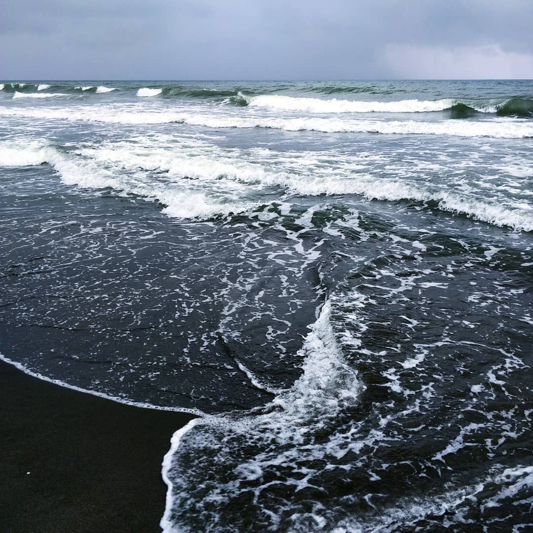 Plaża z czarnym piaskiem w Magnetiti w Gruzji 