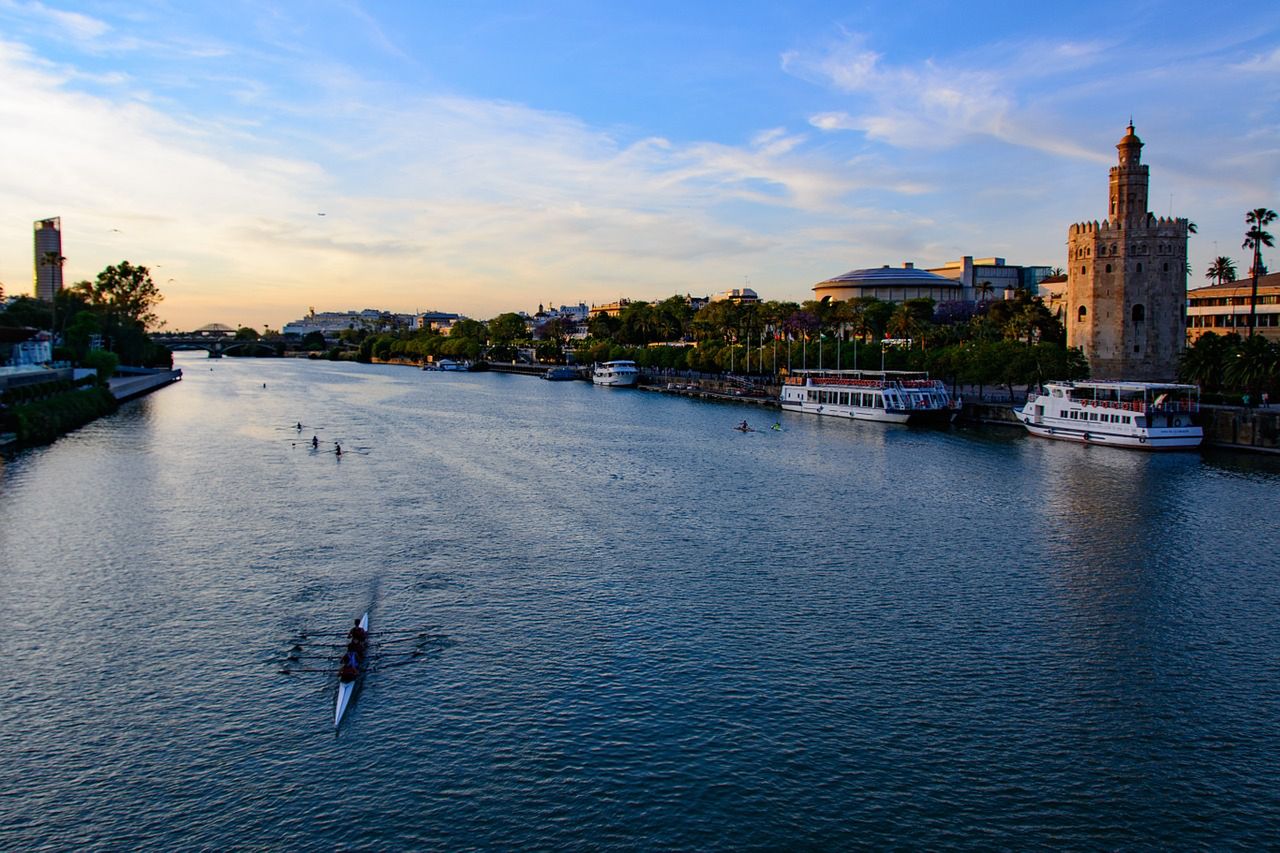 Sewilla nad rzeką Guadalquivir w południowej Hiszpanii (Andaluzja) 