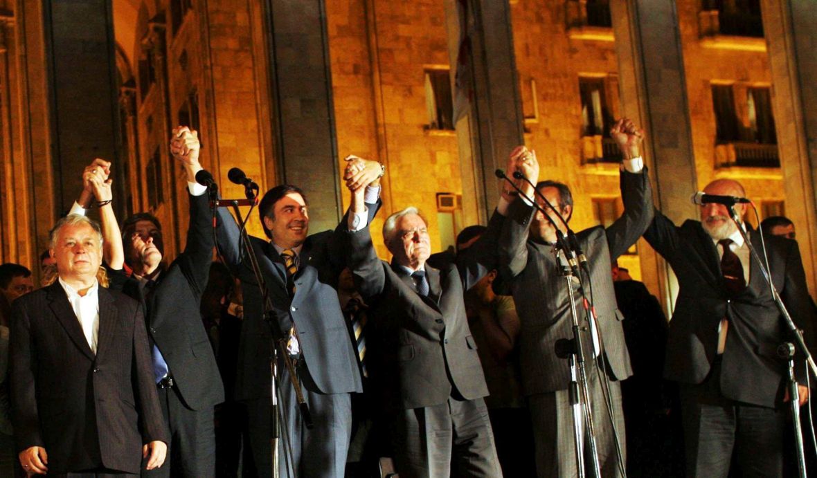 12.08.2008 r., Gruzja, Tbilisi. Wiec poparcia dla władz Gruzji, wystąpienie prezydentów pięciu krajów. Od lewej prezydent RP, Lech Kaczyński, prezydent Ukrainy Wiktor Juszczenko, prezydent Gruzji Micheil Saakaszwili, prezydent Litwy Valdas Adamkus, prezydent Estonii Toomas Hendrik Ilves i premier Łotwy Ivars Godmanis 