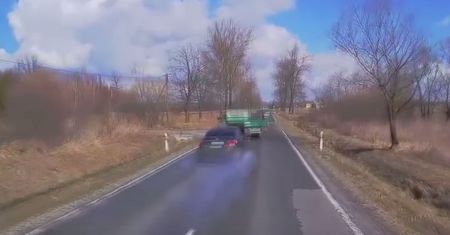 #dziejesiewmoto: kierowca o włos omija skręcającą ciężarówkę