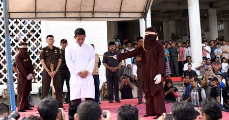 Zmiana prawa w Indonezji. Publiczne kary cielesne mogą wykonywać także kobiety