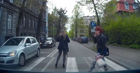 Kierowca potrącił kobietę na pasach. Ma do niej pretensje