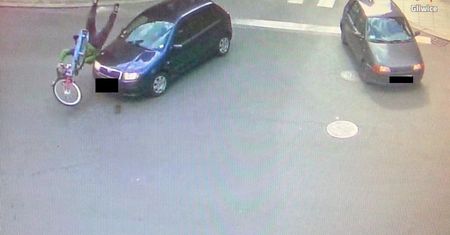 Jechał na rowerze pod prąd. Policja publikuje to nagranie "ku przestrodze"