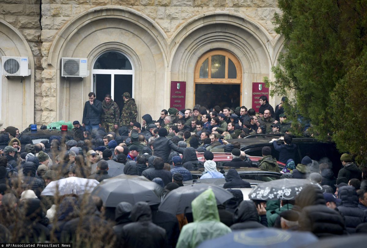 Protesty w Abchazji. Tłum domaga się dymisji prezydenta Raula Chadżymby