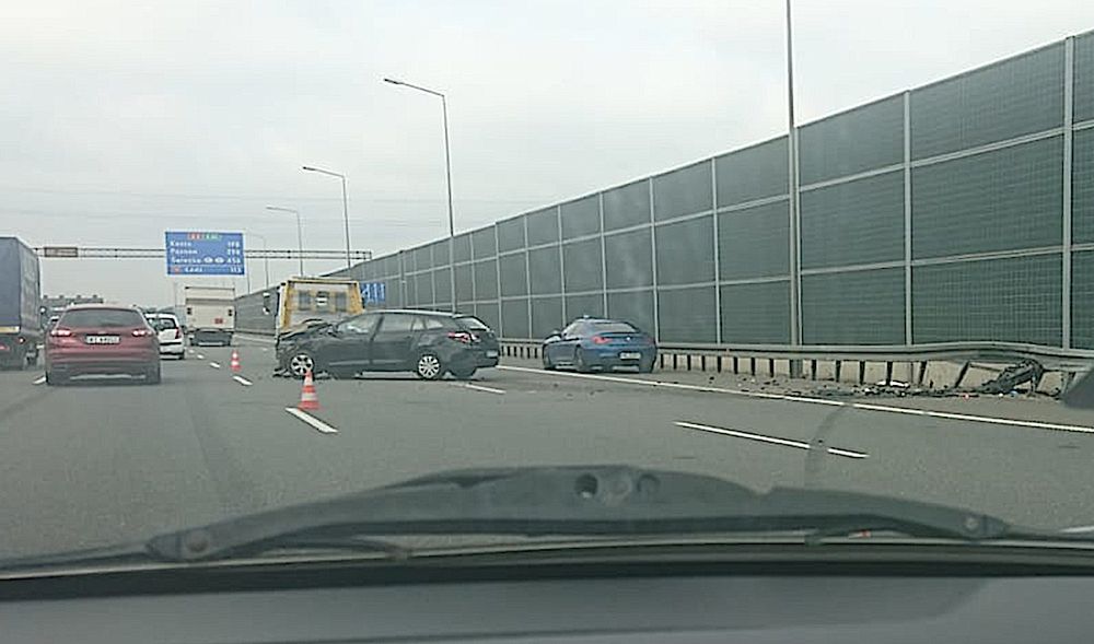 Fatalna seria na podwarszawskiej autostradzie. Kolejne wypadki, trasa zakorkowana