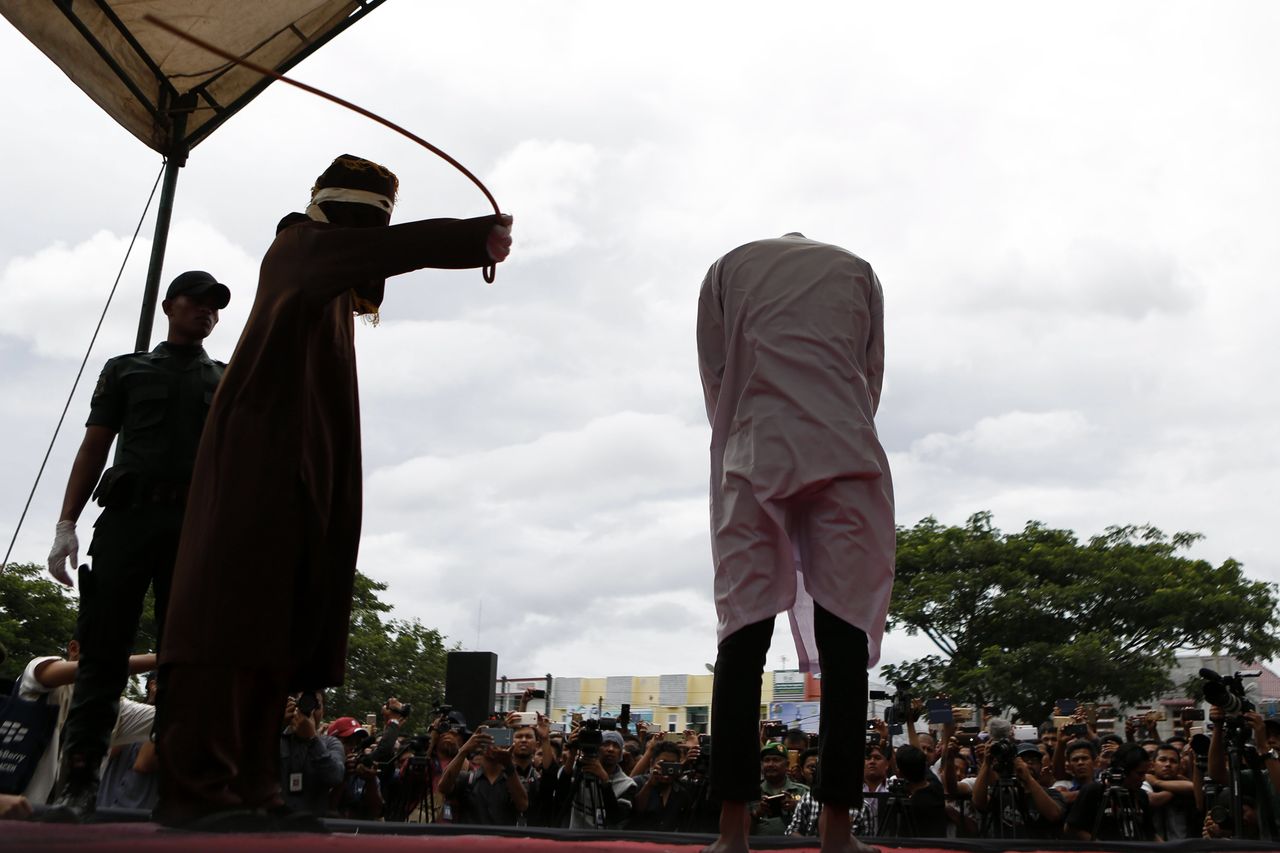 Chłosta za kontakty homoseksualne. Policja religijna w Indonezji wykonała karę publiczną